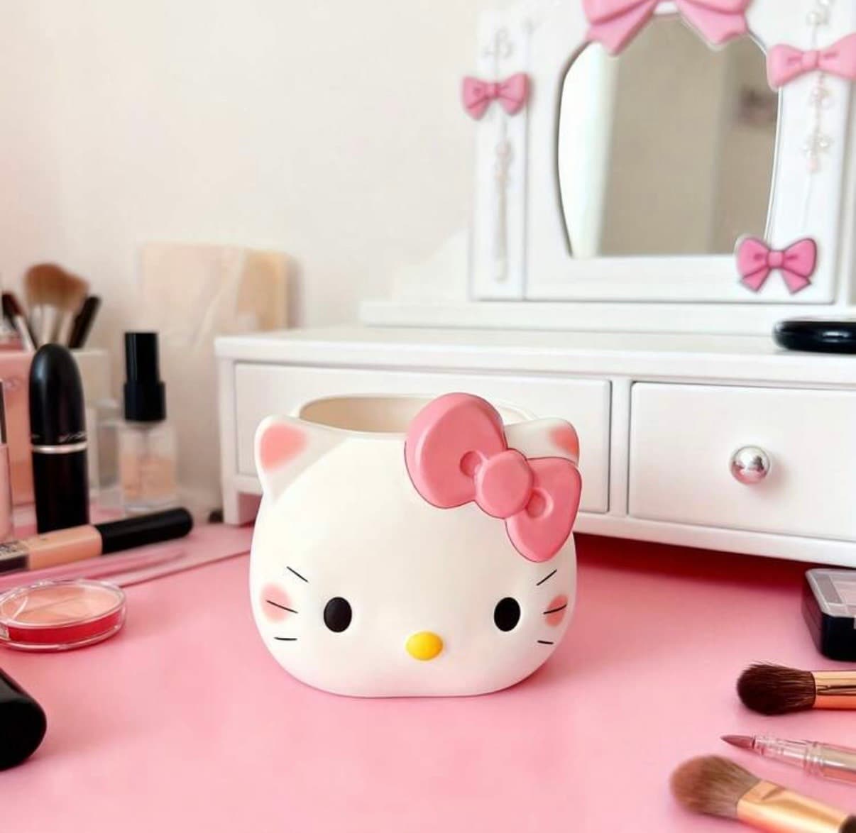 مقلمة Hello Kitty البلاستيكية